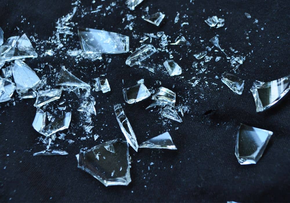 What is the sign if the glass suddenly breaks in the house? Know whether it is auspicious or inauspicious