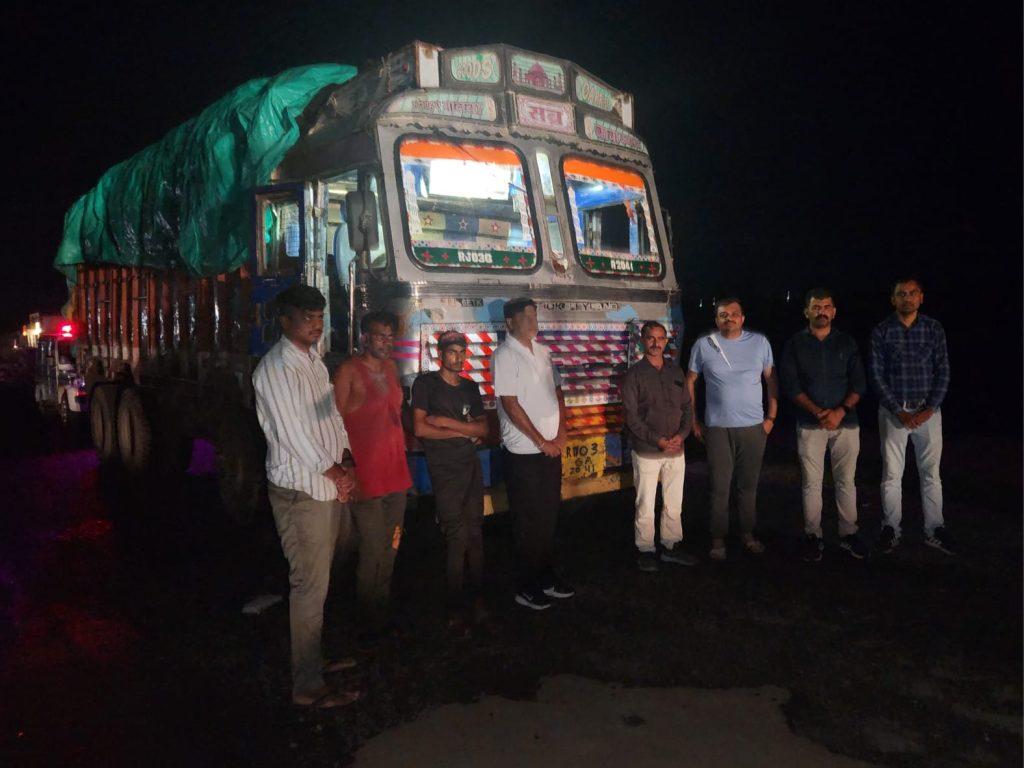 vallabhipur-police-seized-bags-of-posh-doda-from-the-truck-two-arrests