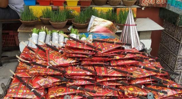 purchase-of-puja-material-in-the-market-on-the-eve-of-commencement-of-kalathi-jaya-parvati-vrat-heavy-crowd