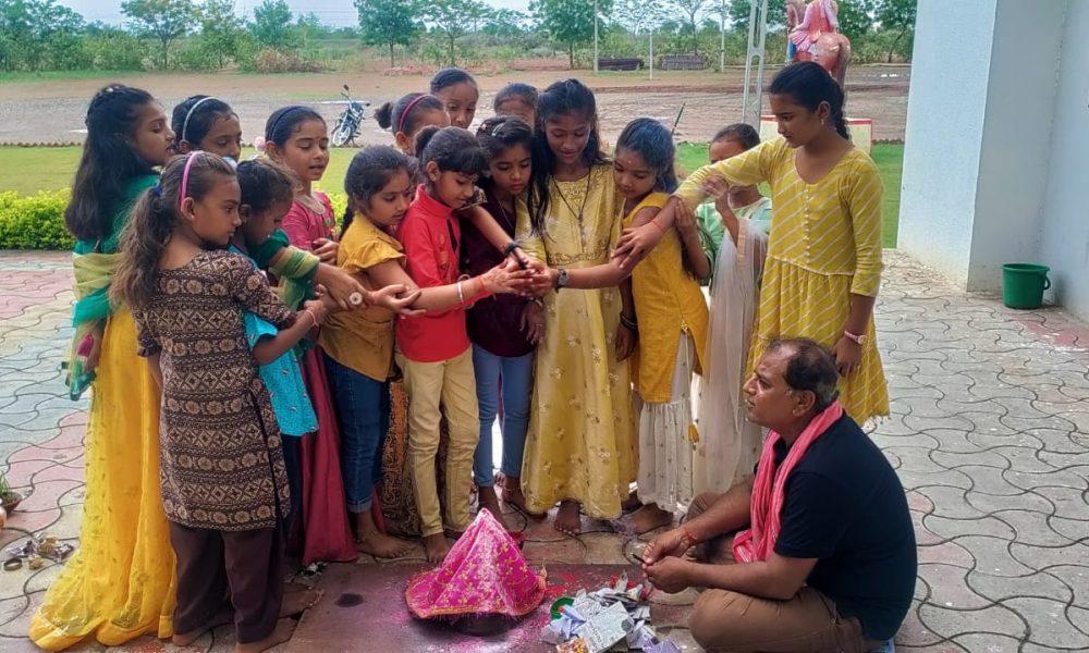 at-vallabhi-vidyapeeth-children-worshiped-molakat-vrat