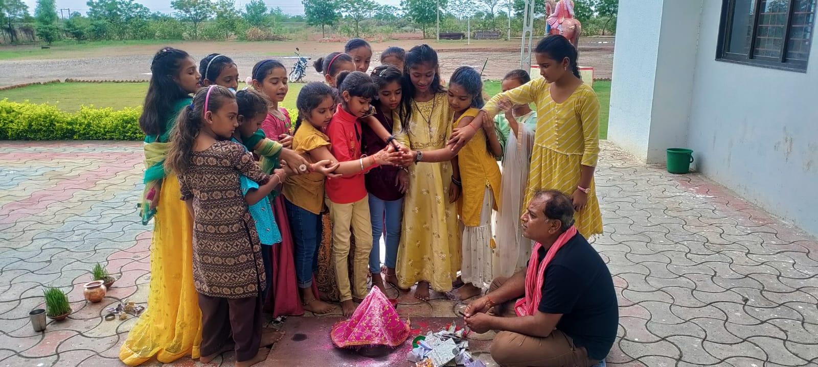 at-vallabhi-vidyapeeth-children-worshiped-molakat-vrat