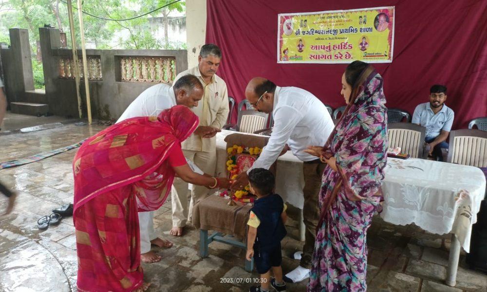 Prize distribution by Sihor Yuva Yuga Change