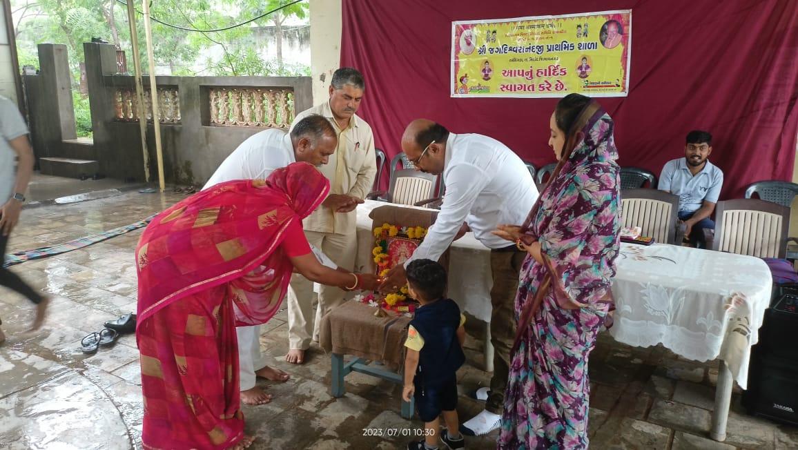 Prize distribution by Sihor Yuva Yuga Change