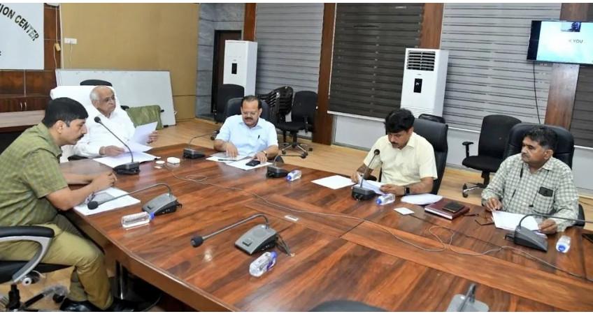 chief-minister-bhupendra-patel-reached-the-control-room-on-saturday-night-reviewed-the-situation-of-heavy-rains