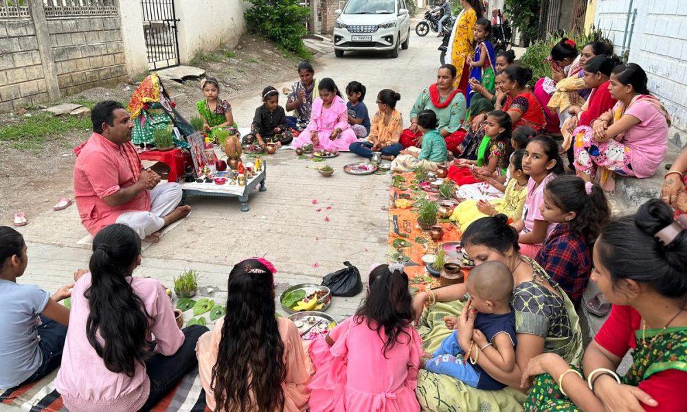 Devotees flocked to see; On the occasion of Gurupurnima, devotees flocked to the famous Gautameshwar temple in Sehore.