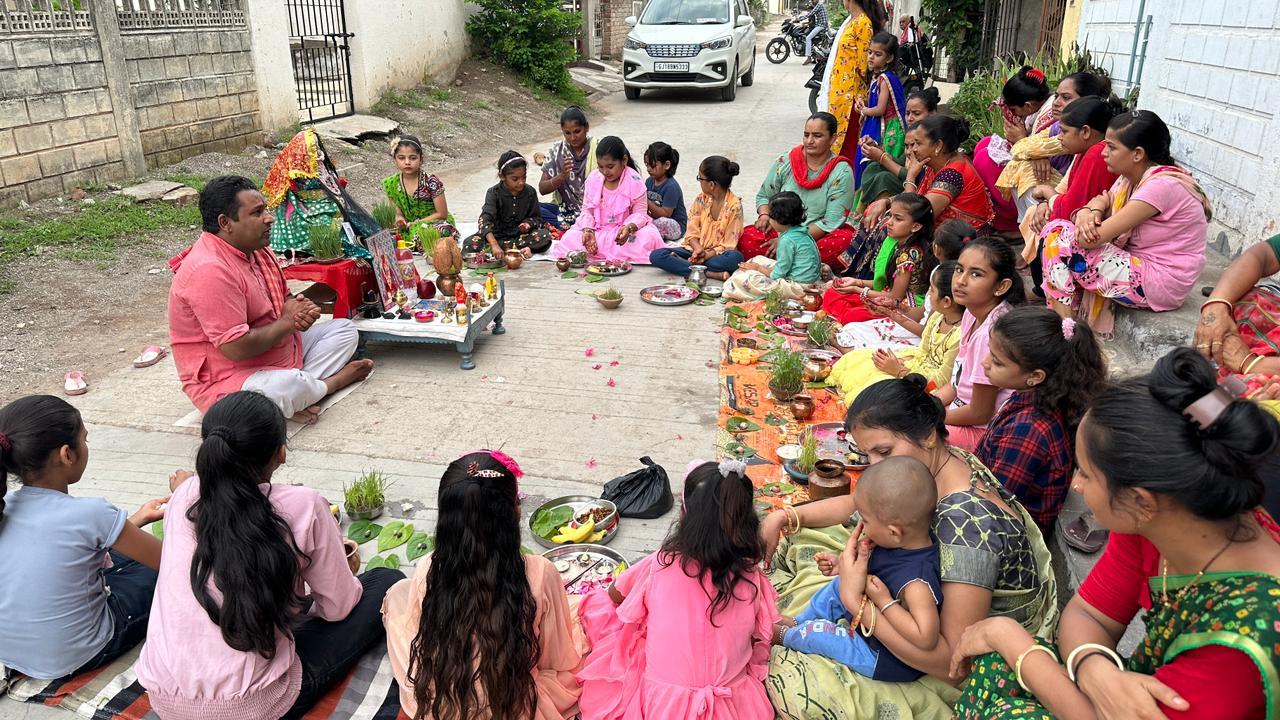 Devotees flocked to see; On the occasion of Gurupurnima, devotees flocked to the famous Gautameshwar temple in Sehore.