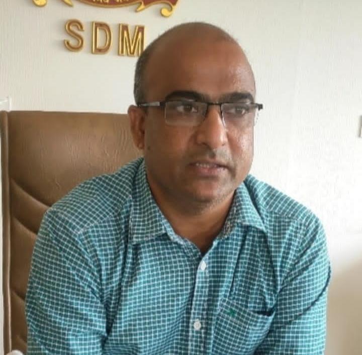 collector-dilipsingh-on-bismar-road-on-sihore-highway-repair-with-hard-water-day-one-otherwise-action-as-per-crpc-133