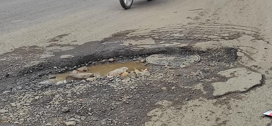 collector-dilipsingh-on-bismar-road-on-sihore-highway-repair-with-hard-water-day-one-otherwise-action-as-per-crpc-133