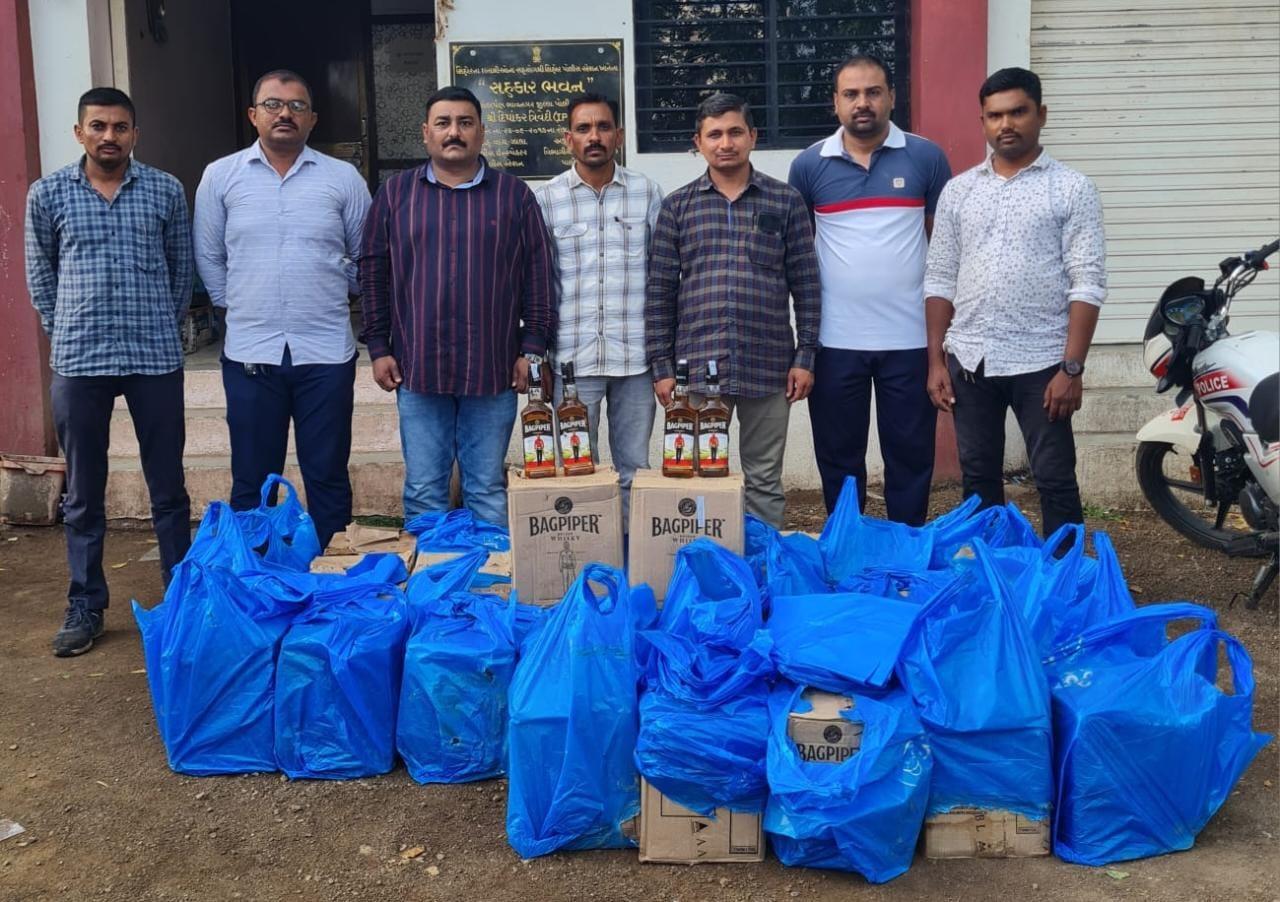 Red of Bhavnagar LCB at Devgana village of Sihore; Mayur and Mukesh do "Ta"; Both escaped