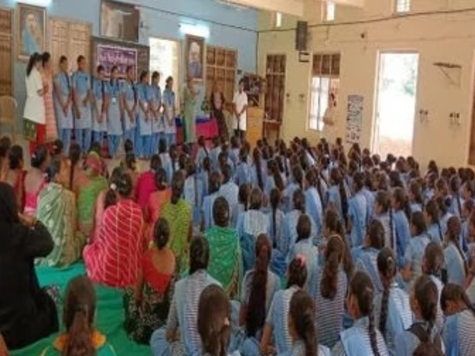 A meeting of mothers and girls in Sihore provided guidance on various issues of adolescence