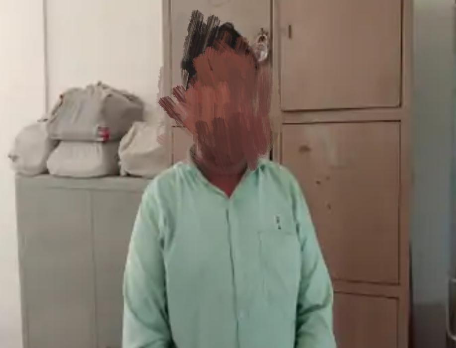 Two bogus doctors practicing without degree caught in Bhavnagar and Kamlej, medical equipment and quantity of medicines seized