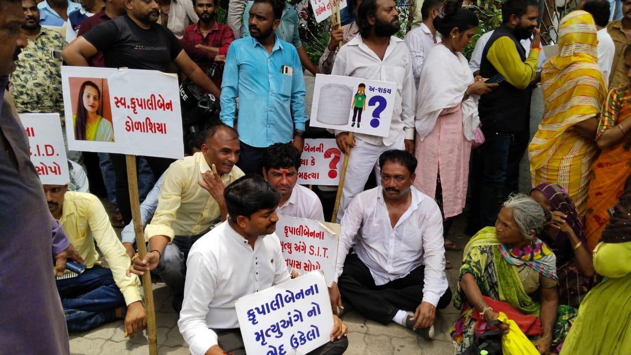 Death of a student in Palitana; The family and Koli Samaj took out a rally again today and were detained by the Collector's office while making a presentation