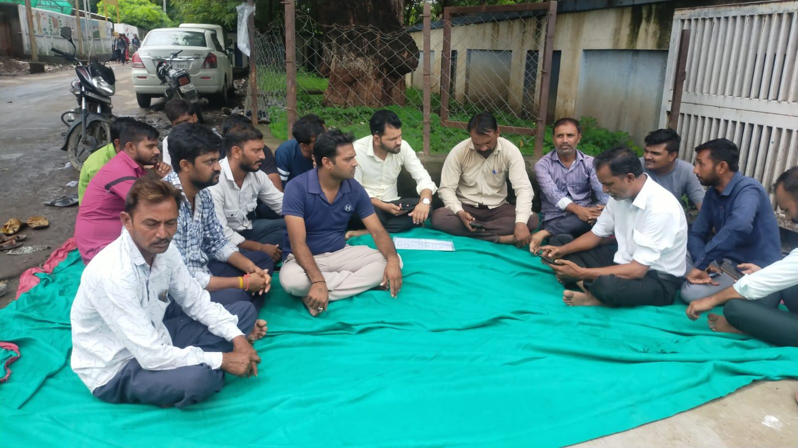 Alleged that the principal misbehaved with the parent after expelling the student from the school regarding the uniform, Palitana Manavd Government Model School is again in controversy.