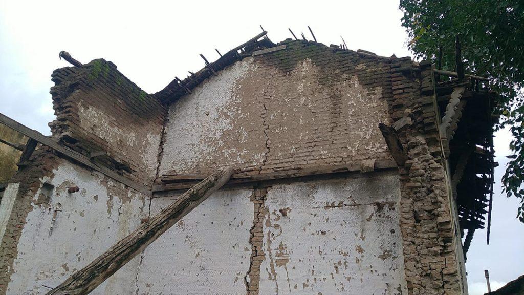 Distressed houses are hanging like deathbeds in Sihore, officials are waiting for collapse!