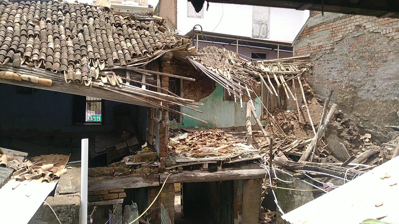 Distressed houses are hanging like deathbeds in Sihore, officials are waiting for collapse!