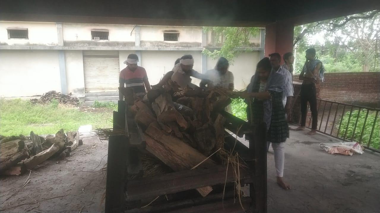 Daughters became Sawai: In Sihore, mother's earth was given a shoulder and cremated