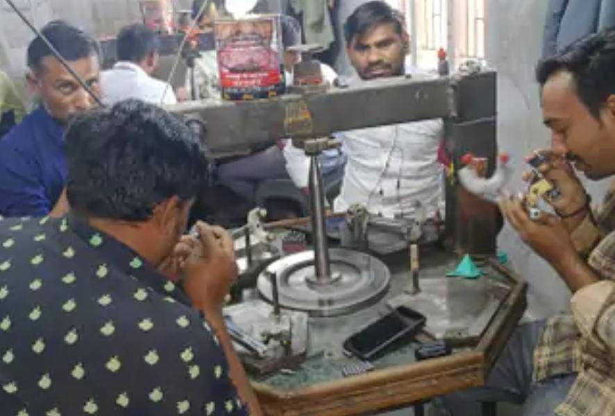 A recession in the district's diamond industry, including Sihore, led to unemployment