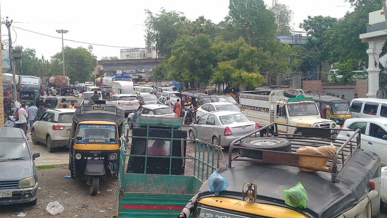 One and a half km traffic jam on the highway in Sihore; Long queue of vehicles from Tower Chowk to Rest House
