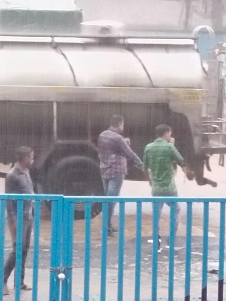 a-rickshaw-stuck-in-water-in-wadlachowk-of-sihore-the-police-came-as-an-angel-in-the-pouring-rain