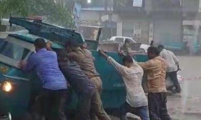 a-rickshaw-stuck-in-water-in-wadlachowk-of-sihore-the-police-came-as-an-angel-in-the-pouring-rain