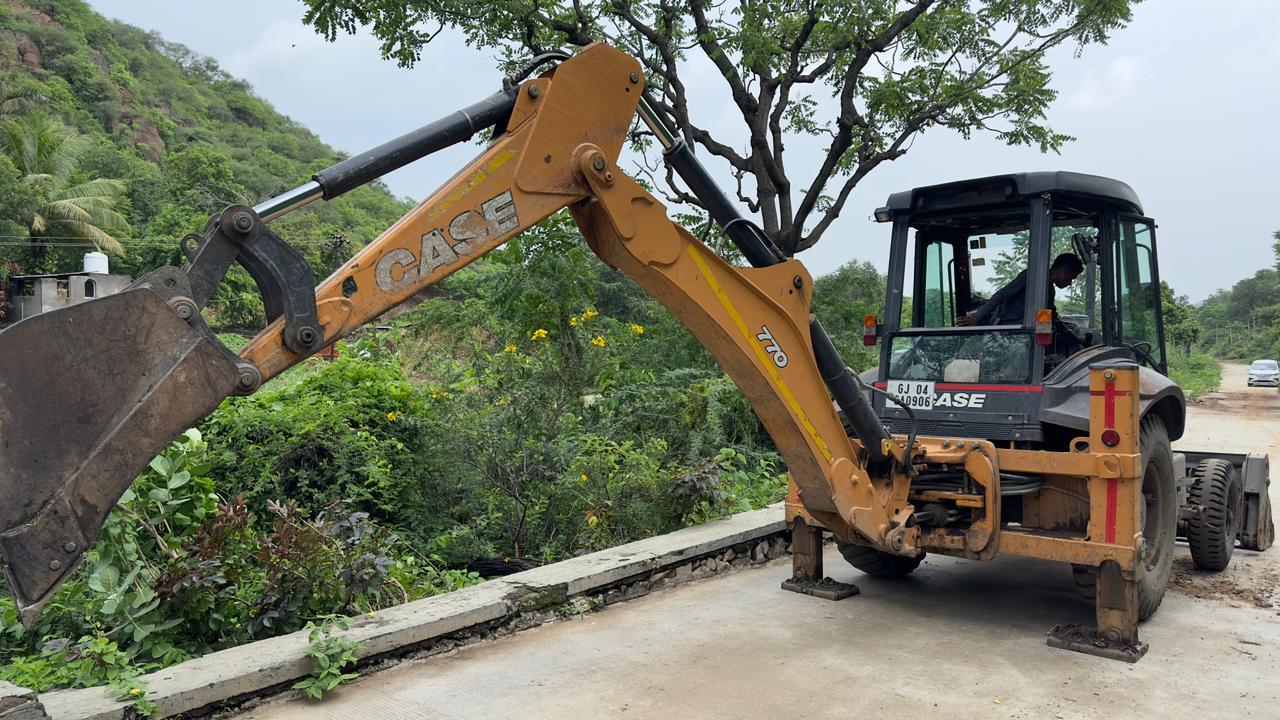 Shankhnad always leading ; Acacia removal work started on Sihor Gautameshwar road