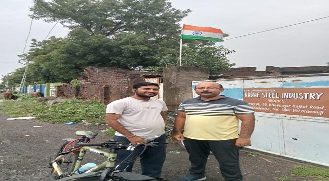 True country love; The young and eminent doctors of Sehore respectfully lowered the dilapidated national flag and hoisted the new flag.