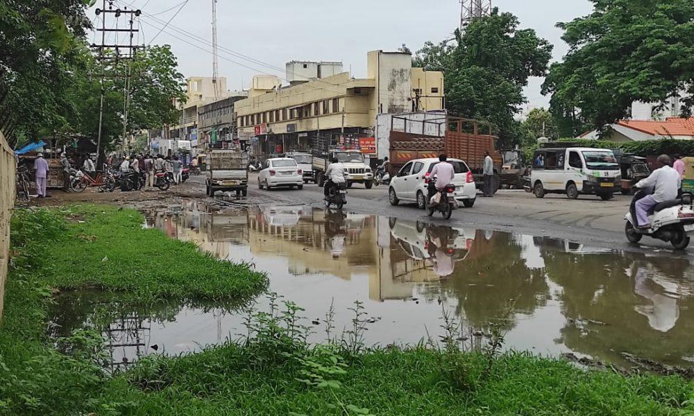 Lake near Sihore taluka panchayat office filled due to lack of maintenance; Many questions against the system