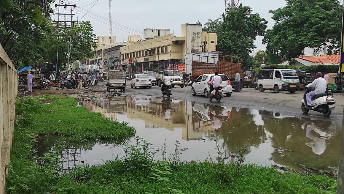 Lake near Sihore taluka panchayat office filled due to lack of maintenance; Many questions against the system
