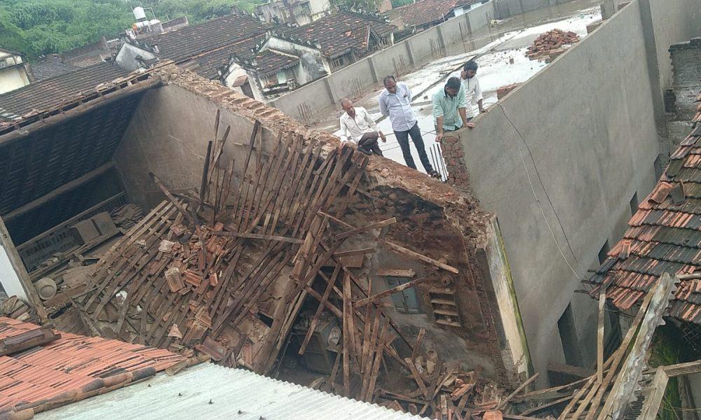 A dilapidated building collapsed in the Sihor Matileshwar slope; Fortunately, there were no casualties