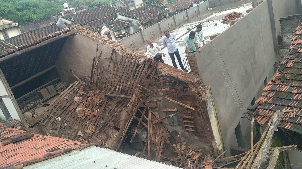 A dilapidated building collapsed in the Sihor Matileshwar slope; Fortunately, there were no casualties