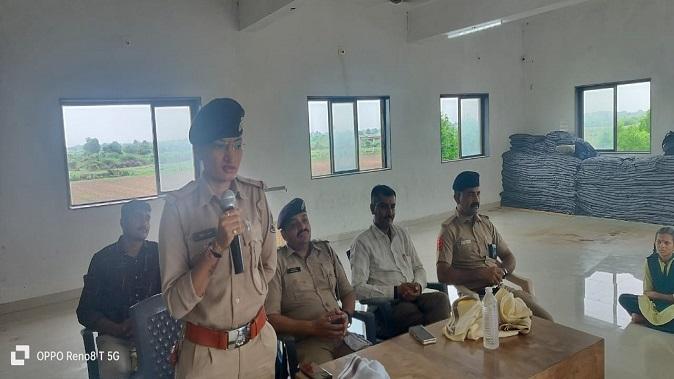 Vallabhipur Police Station team conducted a seminar with students of Vallabhi Vidyapeeth School