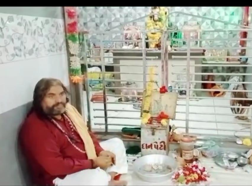 Devotees flocked to Ramdevji Maharaj Mandir in Karkolia village of Sihore taluka on the occasion of Parasottam month.