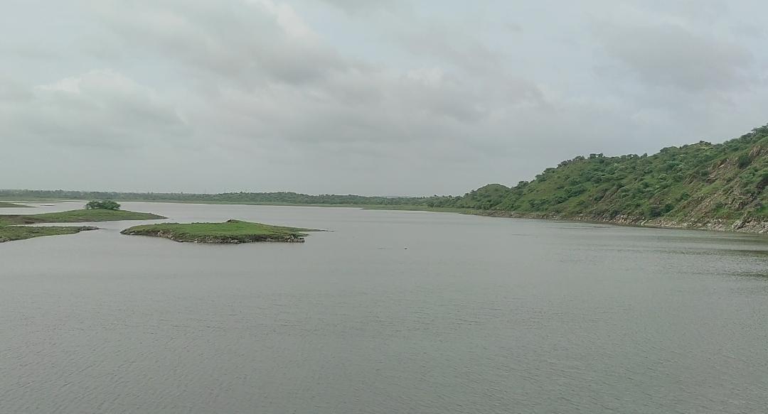 As the lake rises by two and a half feet more, the water level of Gautameshwar rises above 16 feet, slow rise begins.