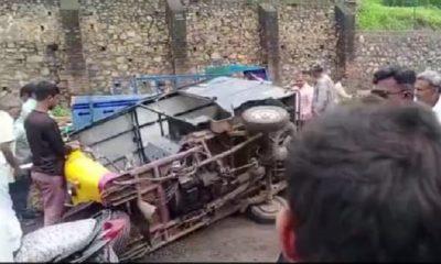 The road near Tana Chowkdi in Sihore broke down and the rickshaw overturned in the pit of death.