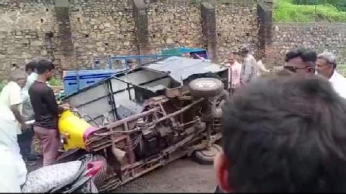 The road near Tana Chowkdi in Sihore broke down and the rickshaw overturned in the pit of death.