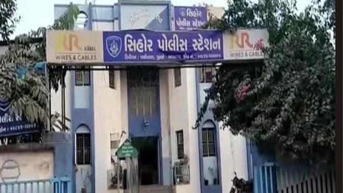 A young jeweler and his family were attacked and threatened with death on a general issue in Sihore