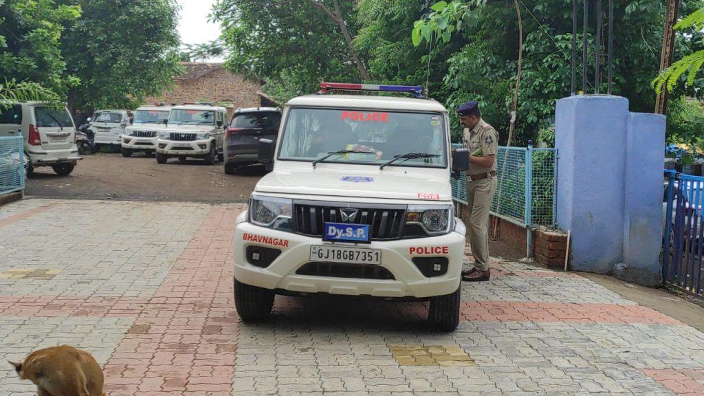 sihor-angadia-employees-robbed-at-gunpoint-estimated-to-have-been-robbed-of-rs-1-crore-cash-including-diamonds