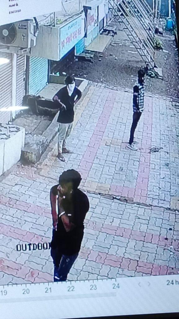 sihor-angadia-employees-robbed-at-gunpoint-estimated-to-have-been-robbed-of-rs-1-crore-cash-including-diamonds