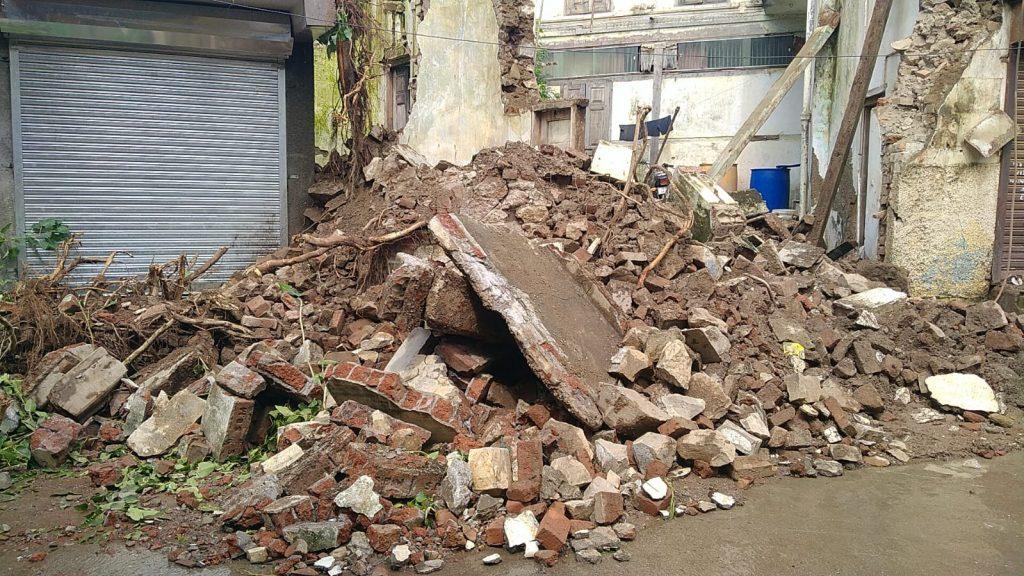 due-to-heavy-rains-parts-of-dilapidated-houses-collapsed-in-sihore-municipal-system-started-to-work