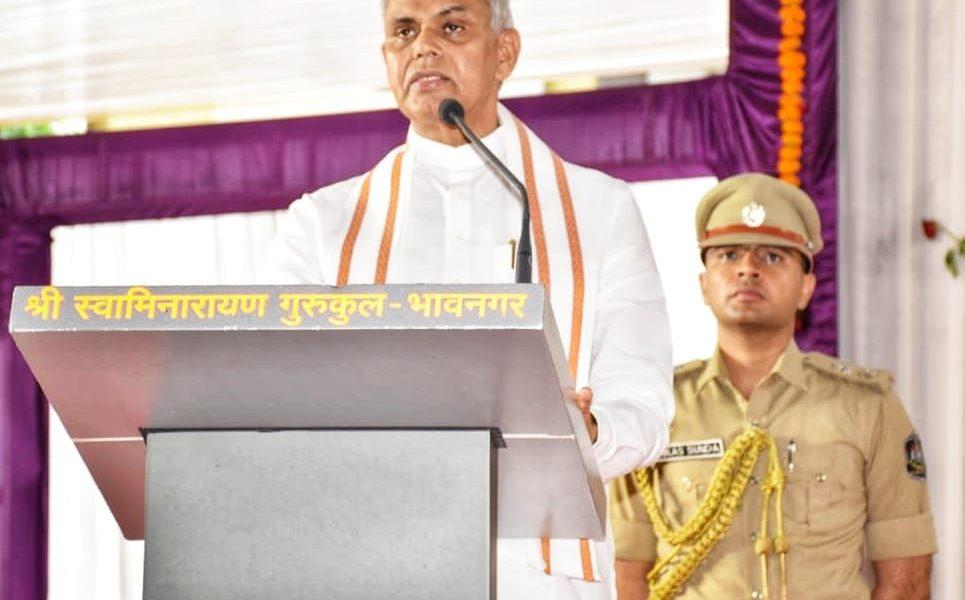 prize-distribution-program-held-at-swaminarayan-gurukul-bhavnagar-governor-acharya-devvratji-attended