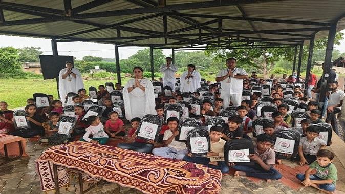 distribution-of-more-than-2500-school-bags-in-bhavganar