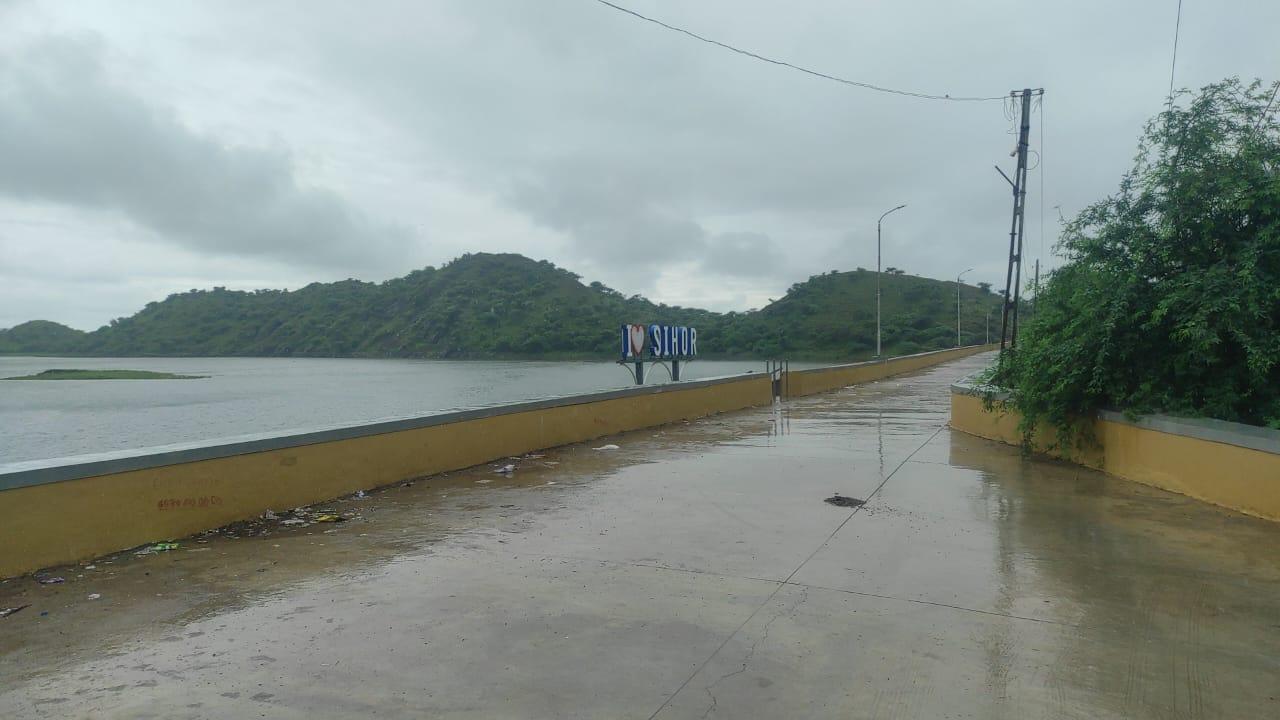 sihores-gautameshwar-lake-in-preparation-for-overflow