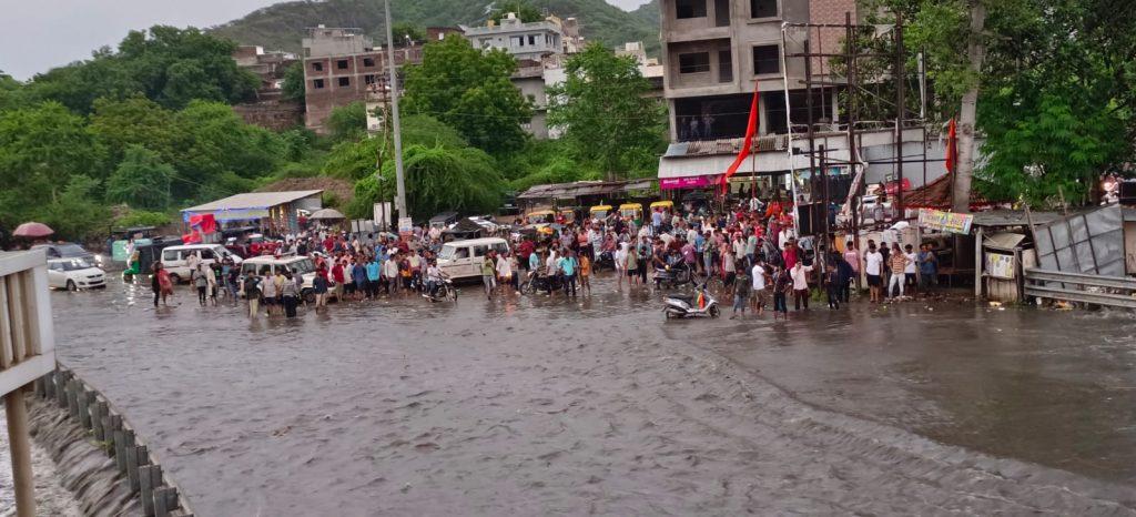 sihores-gautameshwar-lake-overflowed-for-the-first-time-in-two-years-water-overflowed-the-highway-road