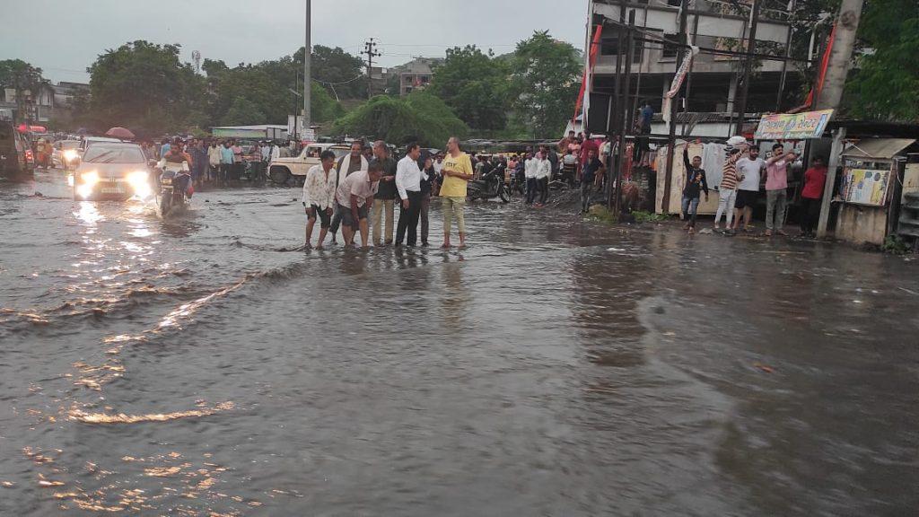 sihores-gautameshwar-lake-overflowed-for-the-first-time-in-two-years-water-overflowed-the-highway-road