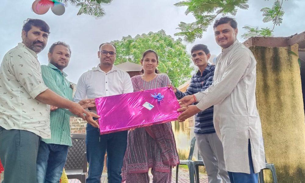 in-ukharla-village-in-sihore-the-school-teachers-got-emotional-and-broke-down-in-tears