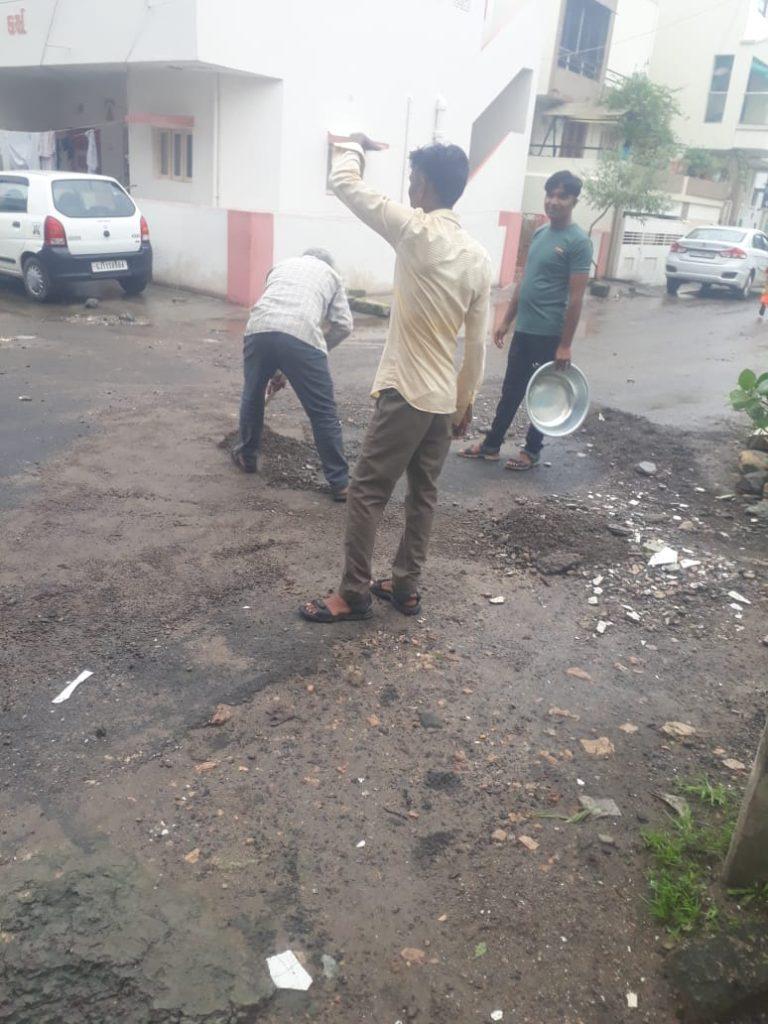 more-than-20-sanitation-workers-led-by-bharat-gadhvi-of-sihore-municipality-cleaned-in-junagadh