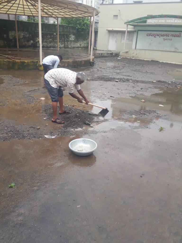 more-than-20-sanitation-workers-led-by-bharat-gadhvi-of-sihore-municipality-cleaned-in-junagadh