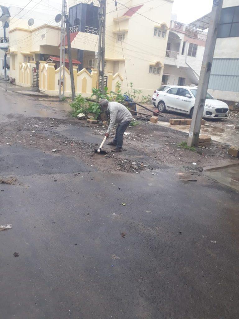 more-than-20-sanitation-workers-led-by-bharat-gadhvi-of-sihore-municipality-cleaned-in-junagadh