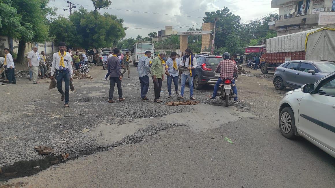 The officials of the system became Dhritarashtra on the question of the very rough roads of Sihore; Brijraj Solanki