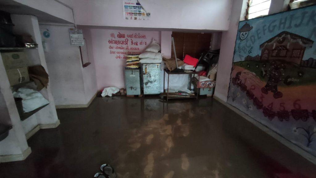 Anganwadi of Ghogha village drowned in rainwater, future of India learning at risk of life in Anganwadi